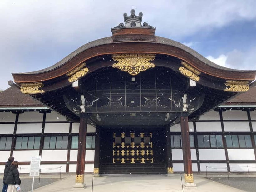Kyoto: Nijo Castle and Kyoto Imperial Palace Guided Tour - When to go: seasonal gardens and cherry-blossom expectations