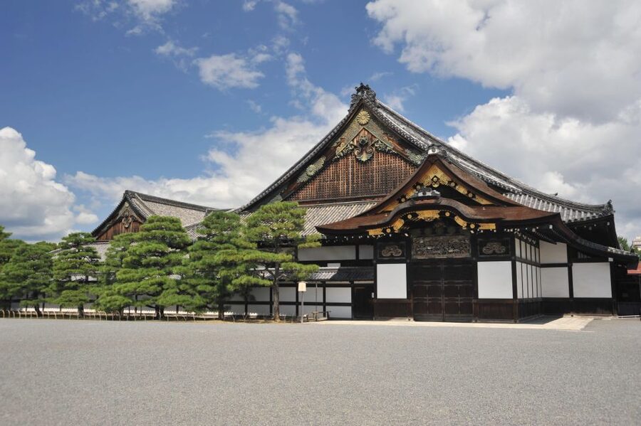 Kyoto: Nijo-jo Castle and Ninomaru Palace Guided Tour - Ninomaru Garden: the relaxing contrast that sticks
