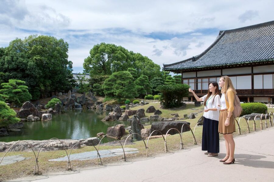 Kyoto: Nijo-jo Castle and Ninomaru Palace Guided Tour - Meeting at the East Main Gate and getting oriented fast