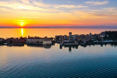 Lake Garda: Historic Castle Cruise with Wine Tasting - Starting in Sirmione: the photo spot is built in