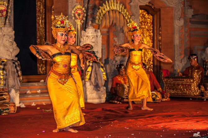 Legong Dance Show at Ubud Palace Bali - Getting a good seat at 7:30 pm: the crowd and your best strategy