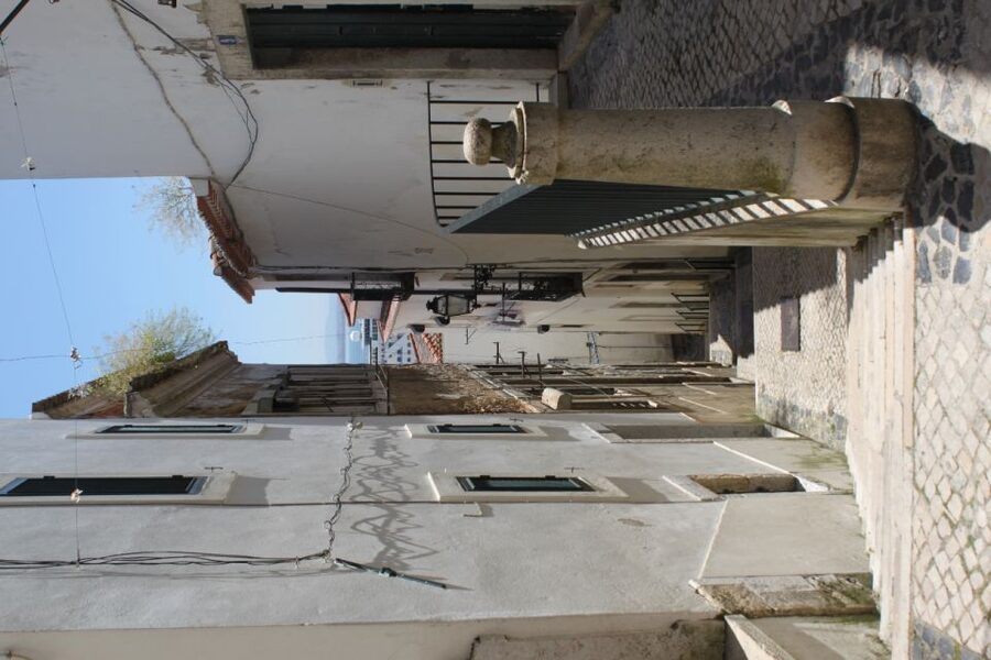 Lisbon: Alfama and São Jorge Castle Quarters Walking Tour - Wander the wall line: labyrinth streets, patios, and stairways