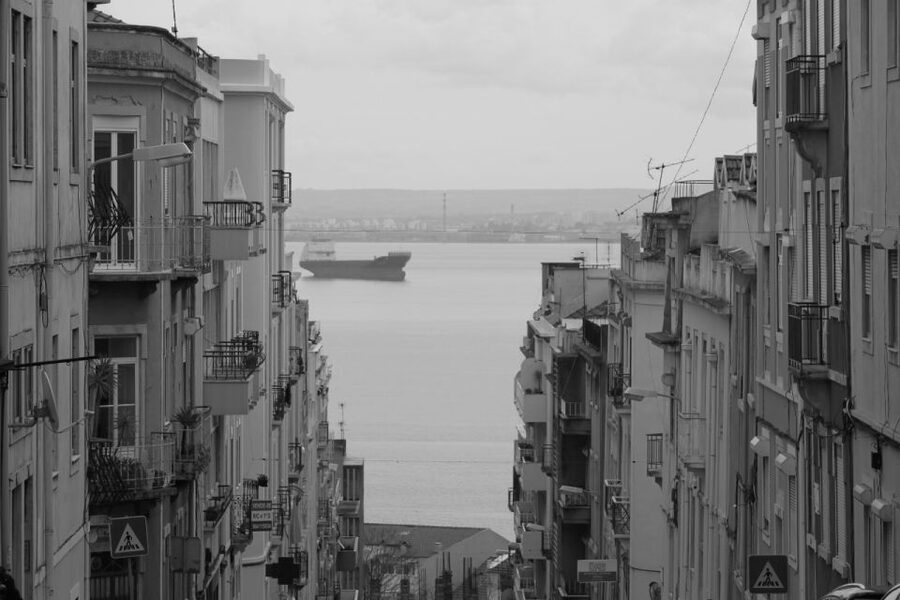 Lisbon: Alfama and São Jorge Castle Quarters Walking Tour - Fado begins as you walk: Largo do Chafariz de Dentro