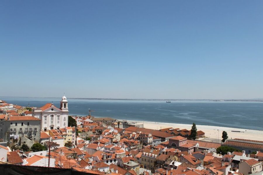 Lisbon: Alfama and São Jorge Castle Quarters Walking Tour - Lisbon Cathedral: a guided interior stop worth the ticket