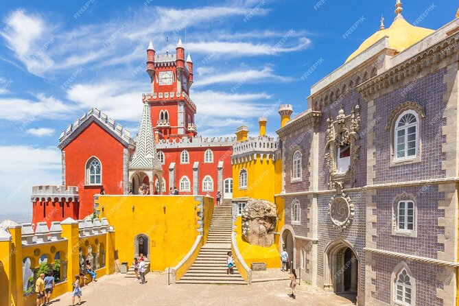 Lisbon: Pena Palace-Cabo da Roca & Cascais Private Tour - Lunch in Azenhas do Mar: cliffside views and real comfort