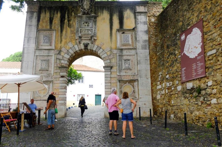 Lisbon: Saint George's Castle Entry Ticket and Guided Visit - Quinta Regaleira, Gardens, Lakes, and the Initiation Well (What the Highlights Promise)