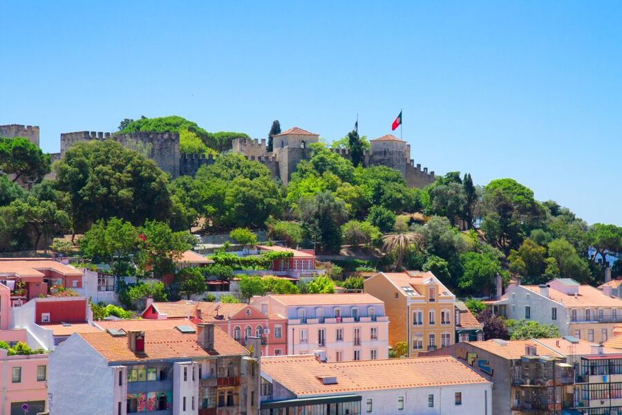 Lisbon: São Jorge Castle E-Ticket and Audio Guide - Entering through the Arco do Castelo and starting your castle loop
