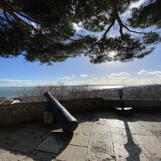 Lisbon: São Jorge Castle E-Ticket and Audio Guide - Timing your visit for fewer headaches (and better photos)
