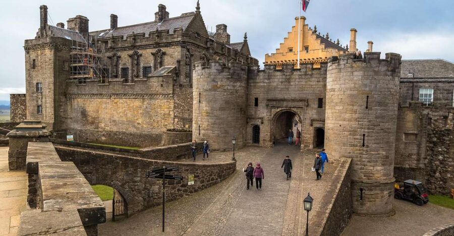 Loch Lomond, Stirling Castle, & Kelpies Tour from Edinburgh - Meeting point and getting settled on the bus