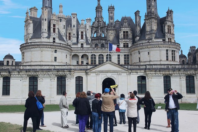 Loire Valley Castles Day Trip from Paris with Complementary Wine - Château de Chambord: Da Vinci stairs, rooftop views, and deer on the grounds
