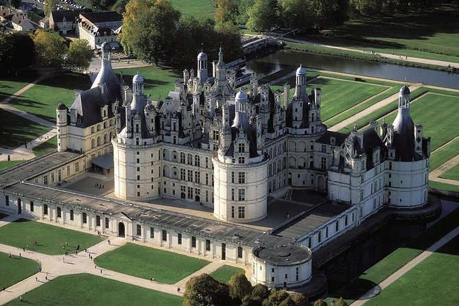 Loire Valley Castles Guided Day Trip from Paris in Minivan - Entering Château de Chenonceau: the Château des Dames in real time