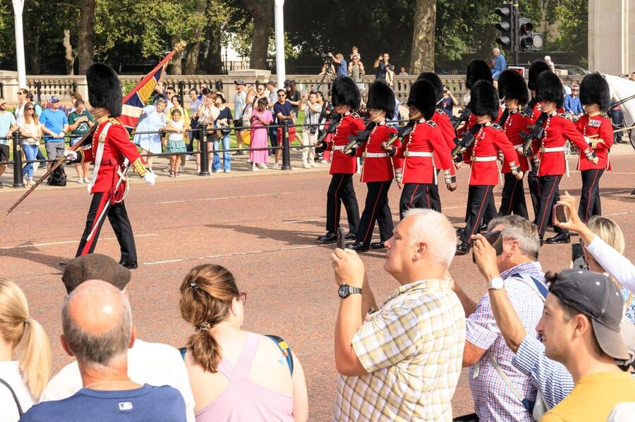 London: Big Ben, Churchill War Rooms & Buck'ham Palace Tour - Parliament Square and Westminster Abbey: where the walking tour clicks