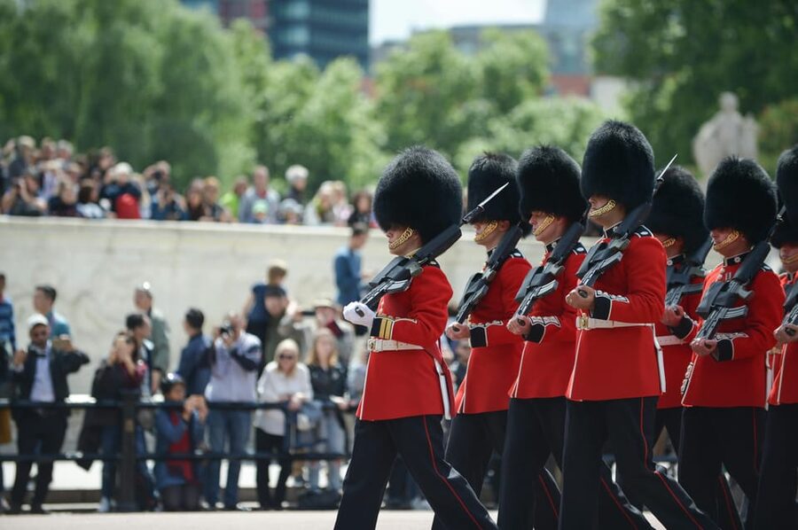 London: Buckingham Palace and Changing of the Guards Tour - The walk to the ceremony: how the tour sets you up
