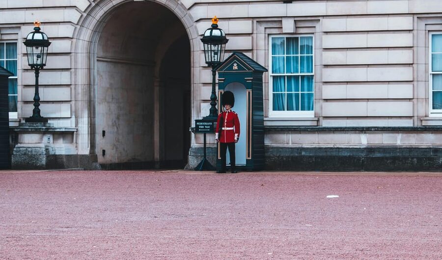 London: Buckingham Palace and Changing of the Guards Tour - Crowd comfort and guide reliability: a practical reality check