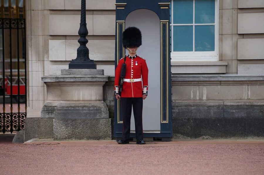 London: Buckingham Palace and Changing of the Guards Tour - Quick itinerary breakdown: what you’ll do during the two hours
