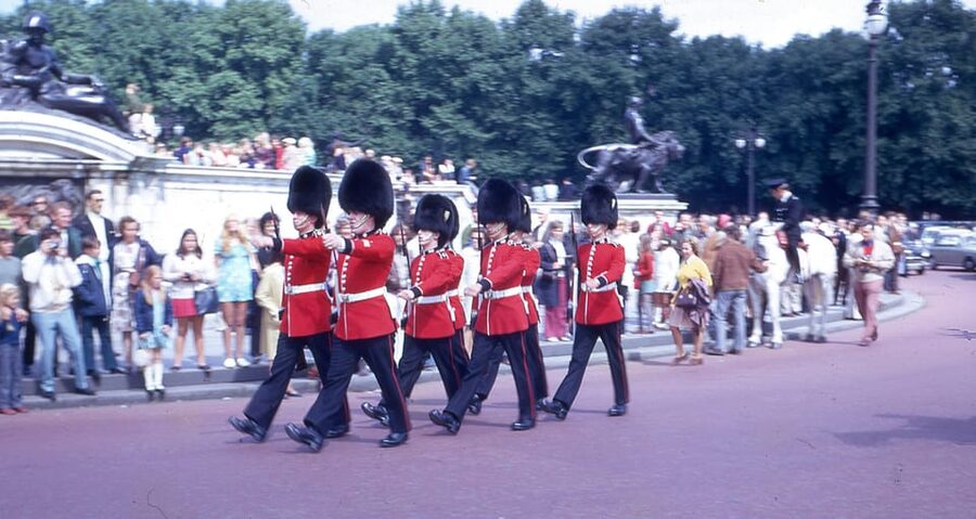 London: Buckingham Palace and Changing of the Guards Tour - Where the tour starts: Diana in Green Park