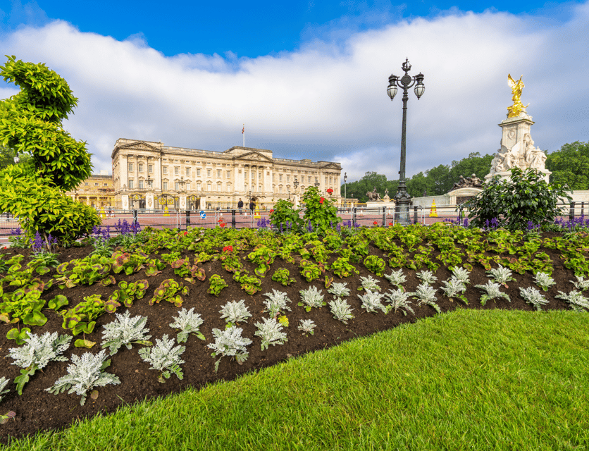 London: Buckingham Palace and Royal London Walking Tour - What you might catch: changing of the guard and street-level ceremony