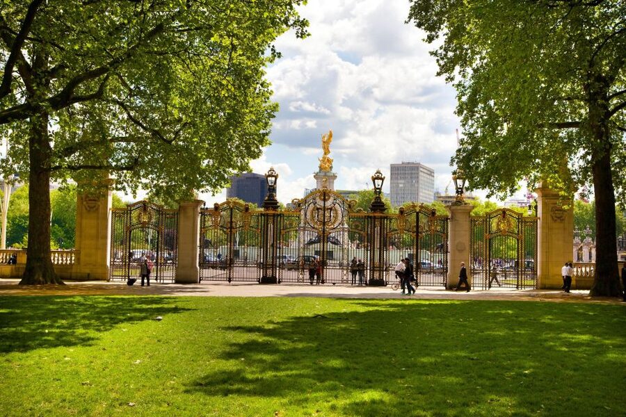 London: Buckingham Palace & Changing of the Guard Experience - Getting to the meeting point by Green Park Tube (and not missing the fun)