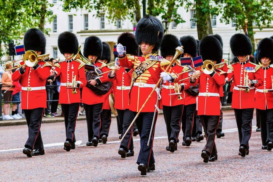 London: Buckingham Palace Entry & Changing of the Guard Tour - The walk to the palace: how the route improves your experience