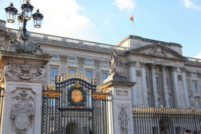 London: Buckingham Palace Entry Ticket & Royal Walking Tour - Starting at the Duke of York Column: fast orientation, easier meeting