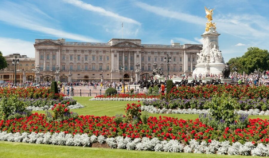 London: Buckingham Palace Entry Ticket & Royal Walking Tour - St James’s Palace and Clarence House: the royal neighborhood tour