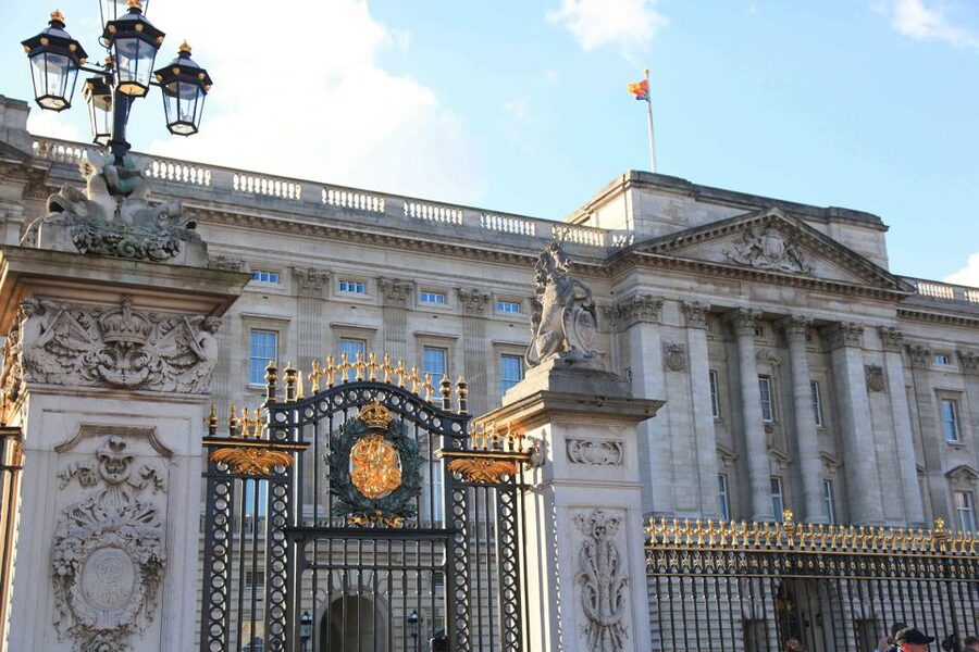 London: Buckingham Palace Entry Ticket & Royal Walking Tour - Starting at the Duke of York Column: fast orientation, easier meeting