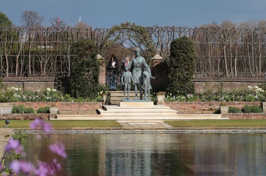 London: Buckingham Palace Walk & Tea at Kensington Palace - Buckingham Palace and Constitution Hill: guard details without the stress