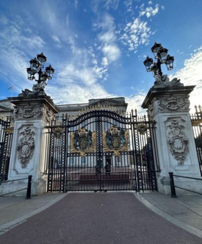 London: Buckingham Palace & Westminster Guided Walking Tour - Trafalgar Square and Nelson’s Column: The Monument Stop That Teaches Too