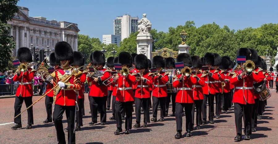 London: Changing of the Guard Tour at Buckingham Palace - Meeting at Victoria Palace Theatre: where your viewing day starts