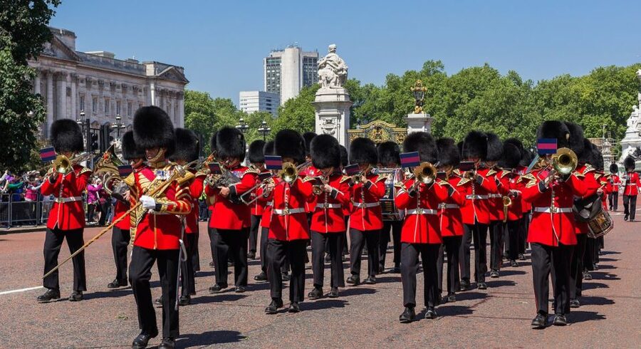 London: Changing of the Guard Tour at Buckingham Palace - St James’s Park walk: beautiful, practical, and photo-friendly