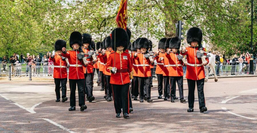 London: Changing of the Guard Tour by Buckingham Palace - The ceremony walkthrough: watching the whole march, not the last minute