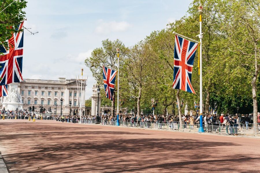 London: Changing of the Guard Tour by Buckingham Palace - Guides make the difference: humor, stories, and crowd control
