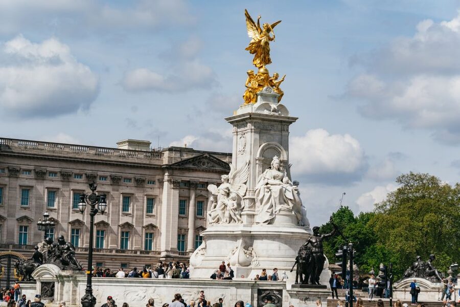 London: Changing of the Guard Tour by Buckingham Palace - Timing, schedule changes, and what happens if it goes off-script