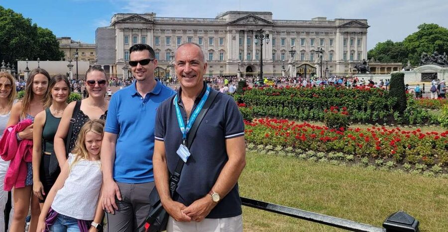 London: Royal Walking Tour and Buckingham Palace Audio Tour - The Mall guided walk: your shortcut to understanding Buckingham Palace