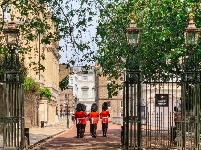 London: The Changing of the Guard Tour and Buckingham Palace - Finishing at Trafalgar Square: what you gain by ending here