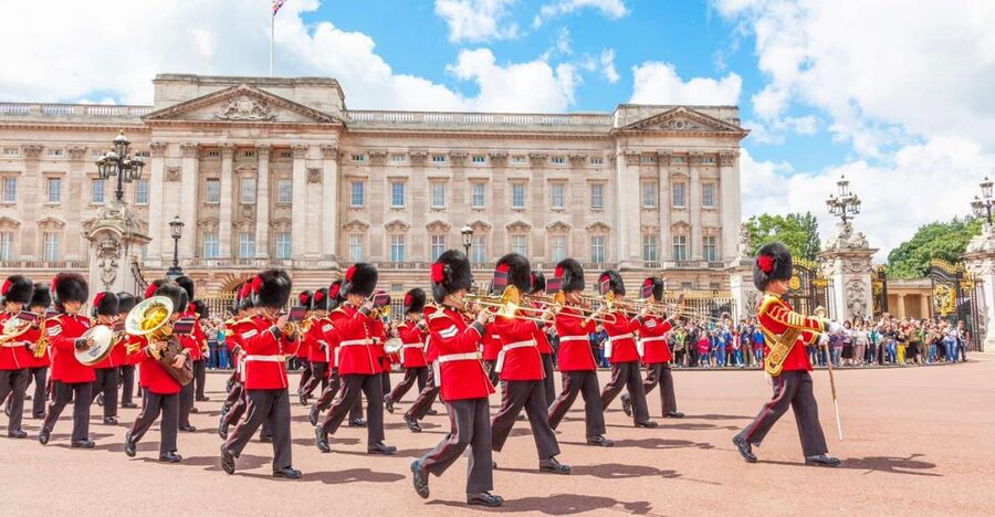 London: The Changing of the Guard Tour and Buckingham Palace - The Changing of the Guard (and its weekday switches)