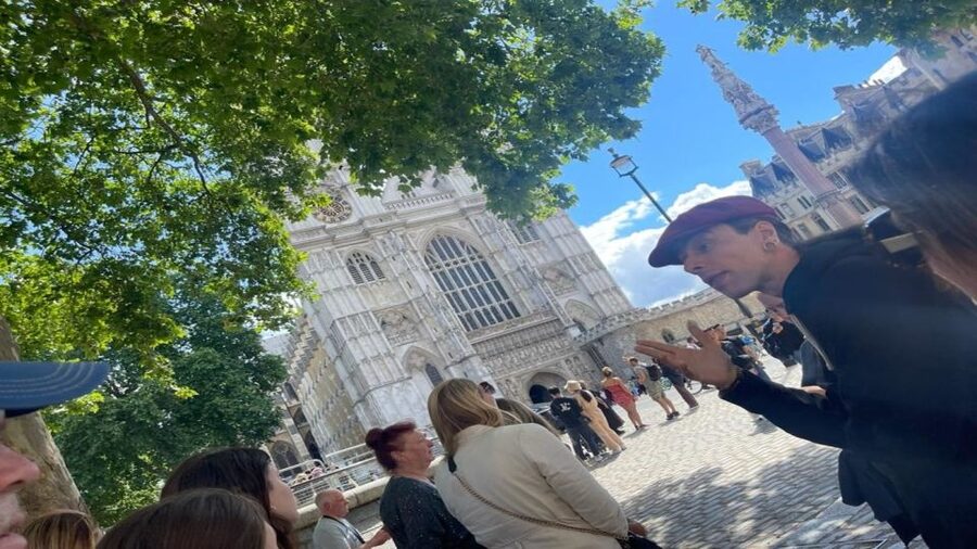 London: The Changing of the Guard Tour and Buckingham Palace - How your guide turns crowds into a front-row view