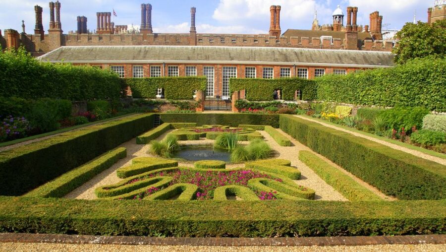London: Windsor Castle & Henry VIII's Hampton Court Palace - Windsor Castle: St George’s Chapel and the World’s Oldest Occupied Castle