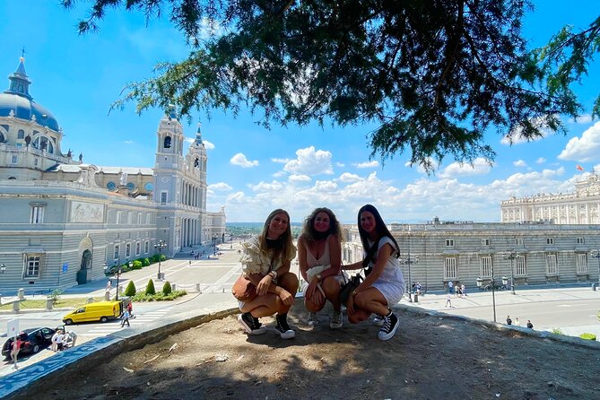 Madrid Essential: Historic Center, Plaza Mayor & Royal Palace - Arco de Cuchilleros: The Old-World Food and Grooming Stop