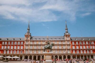 Madrid: Old Town, Poets District, and Royal Palace Tour - Meeting Spot: Lope de Vega Museum and the Blue Umbrella Test