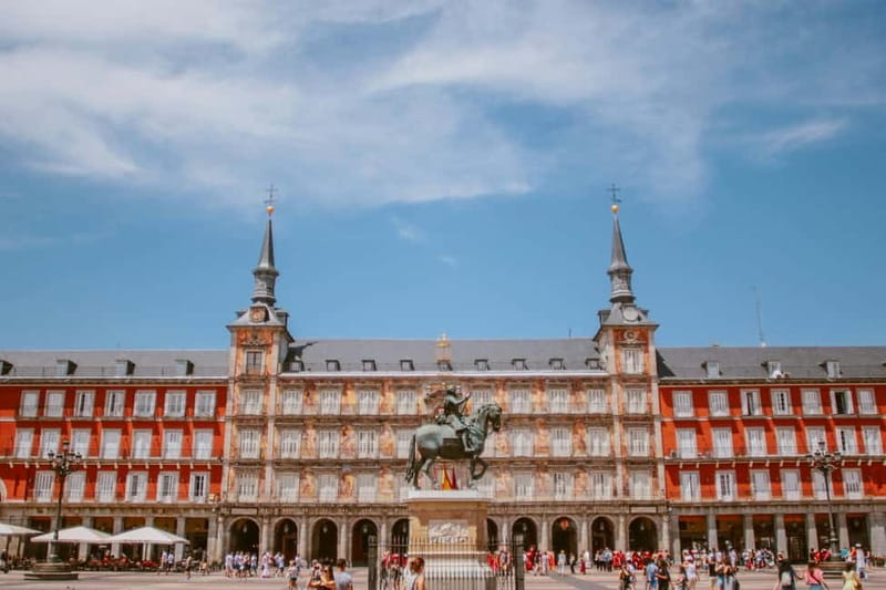 Madrid: Old Town, Poets District, and Royal Palace Tour - Meeting Spot: Lope de Vega Museum and the Blue Umbrella Test