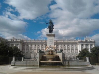 Madrid: Royal Palace and Almudena Cathedral Small-Group Tour - Finding the group at Ópera and why the security matters