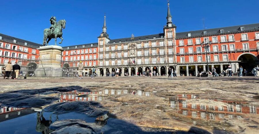 Madrid: Royal Palace Entry Ticket and Small Group Tour - The walk from Mayor 43: what the first 30 minutes adds