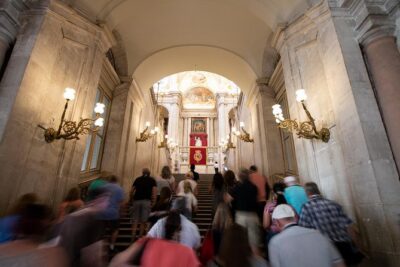 Madrid: Royal Palace Expert Guided Tour with Optional Tapas - Getting started at Plaza de Isabel II (and how to avoid the early-stumble)