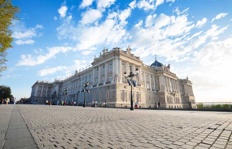 Madrid: Royal Palace Guided Tour with Skip-the-Line Entry - The 10-Minute Walk to Palacio de Oriente: Look Up, Not Just Ahead