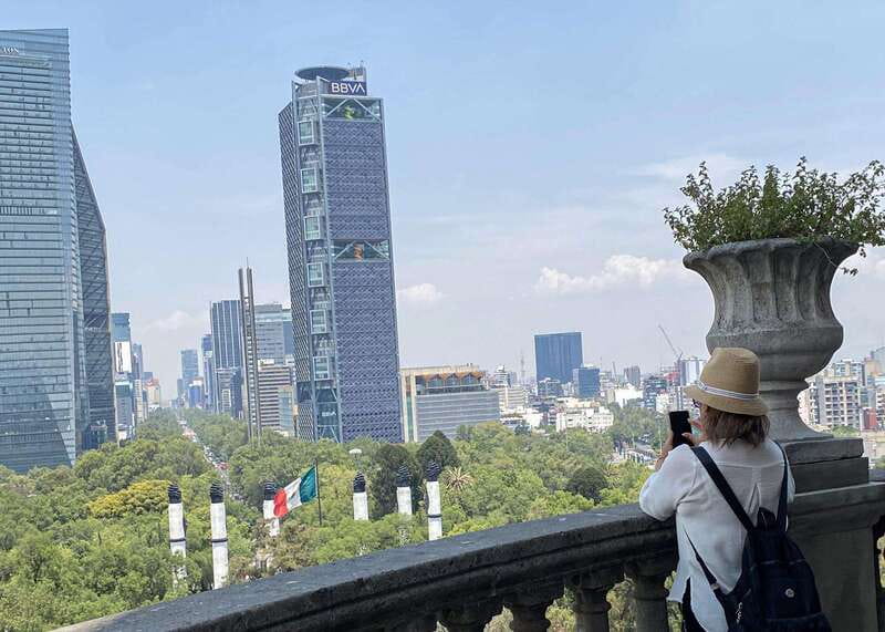 Mexico City: Chapultepec Castle Skip-the-Line Ticket - Climbing up the hill: cobblestones, gardens, and a good first rhythm