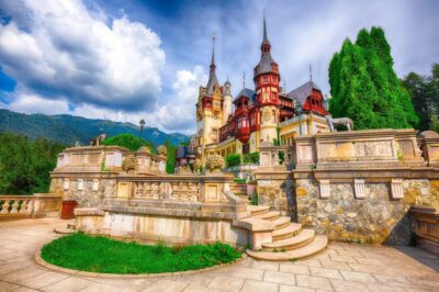 Minivan 8: Peles & Dracula's Castle and Brasov Full-Day Trip - Peleș Castle: Neo-Renaissance Royal Glamour (and the Monday/Tuesday Catch)
