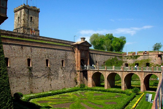 Montjuïc Cable Car & Magic Fountain Barcelona Private Tour - Montjuïc in one trip: cable car views plus castle dungeons