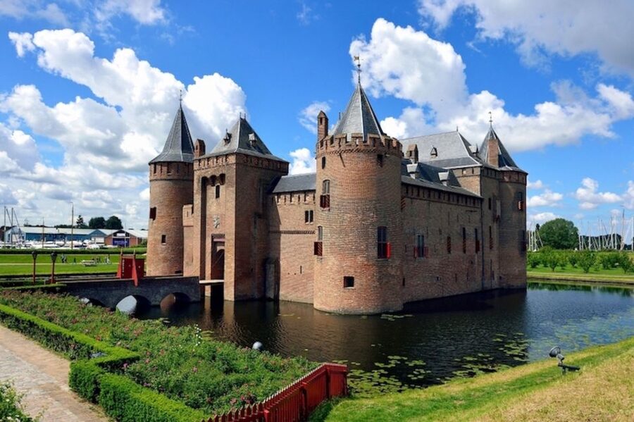 Muiden: Entry Ticket to Muiderslot Castle - Muiderslot Castle in Muiden: medieval walls with real context
