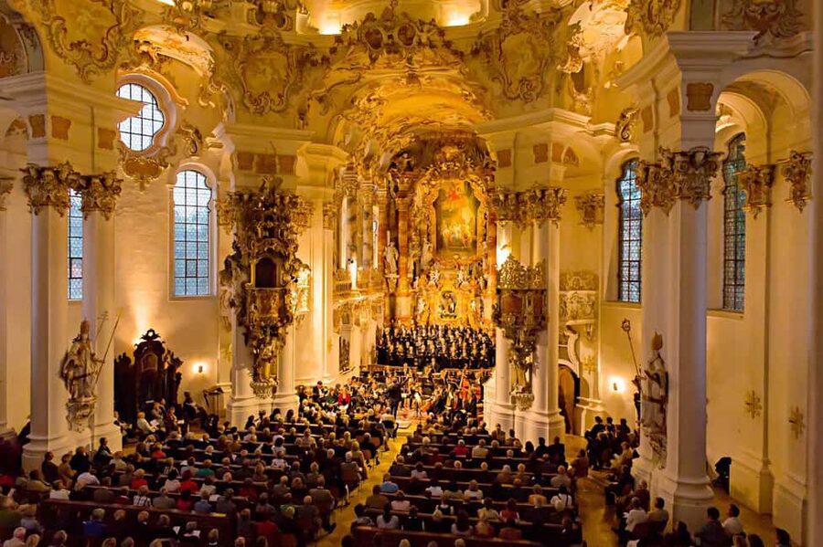 Munich: Neuschwanstein Castle Chinese Day Tour - Wieskirche: a guided stop that breaks up the route back to Munich